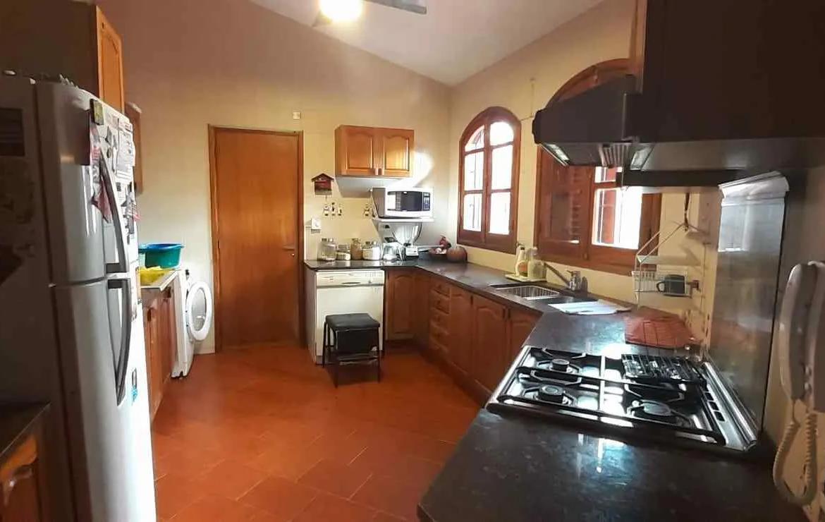 URCA – SUITE EN P.B- 4 D – 5 BÑ – 3 COCH – QUINCHO Y PILETA