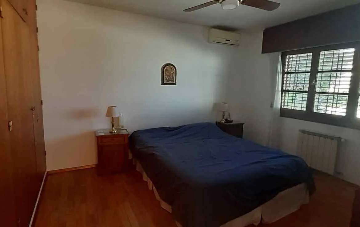 URCA – SUITE EN P.B- 4 D – 5 BÑ – 3 COCH – QUINCHO Y PILETA