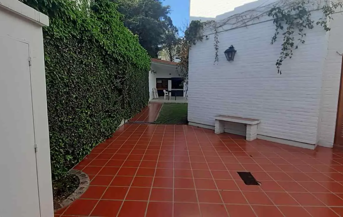 URCA – SUITE EN P.B- 4 D – 5 BÑ – 3 COCH – QUINCHO Y PILETA
