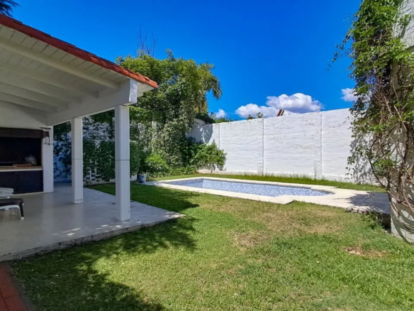 URCA – SUITE EN P.B- 4 D – 5 BÑ – 3 COCH – QUINCHO Y PILETA