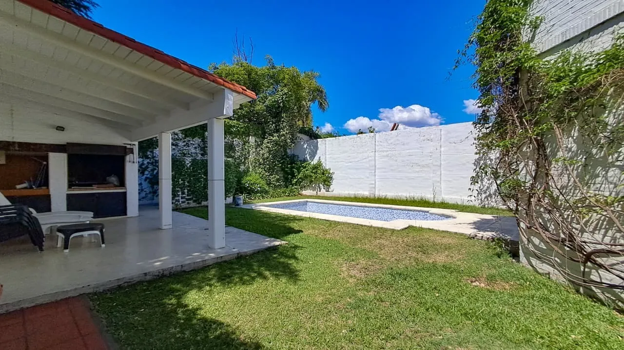 inmuebles-casa-venta-4853024-115abd11-f6c4-4f51-a980-b62da22aa161 URCA – SUITE EN P.B- 4 D – 5 BÑ – 3 COCH – QUINCHO Y PILETA