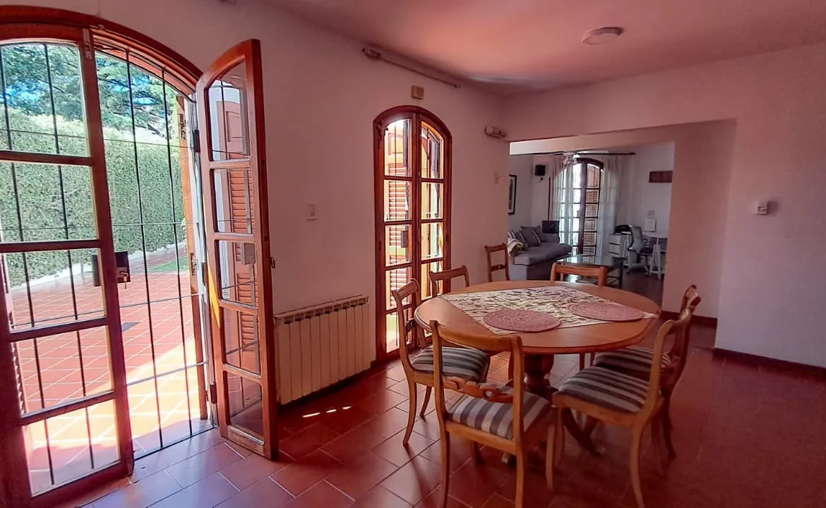 URCA – SUITE EN P.B- 4 D – 5 BÑ – 3 COCH – QUINCHO Y PILETA