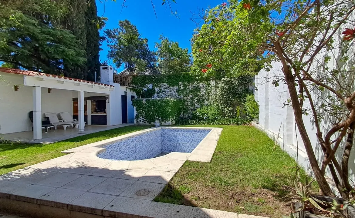 URCA – SUITE EN P.B- 4 D – 5 BÑ – 3 COCH – QUINCHO Y PILETA