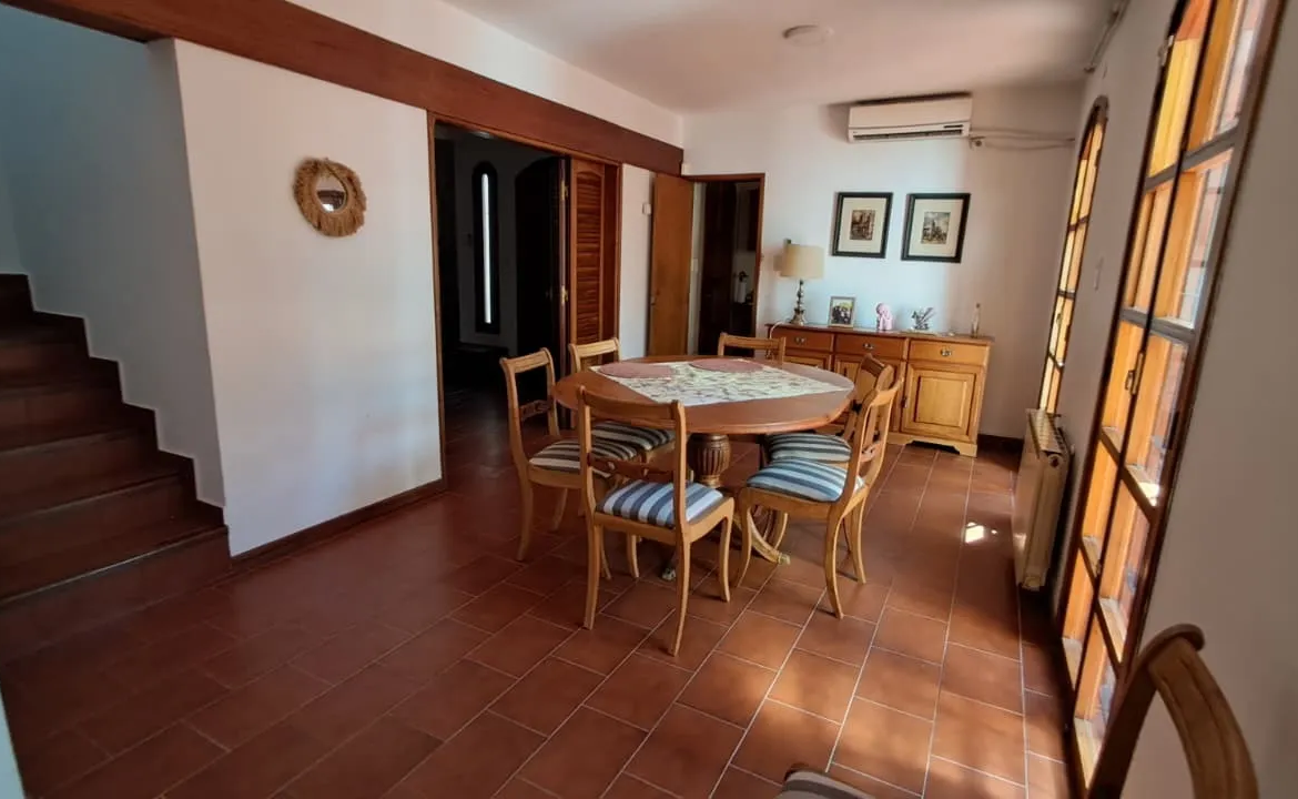 URCA – SUITE EN P.B- 4 D – 5 BÑ – 3 COCH – QUINCHO Y PILETA