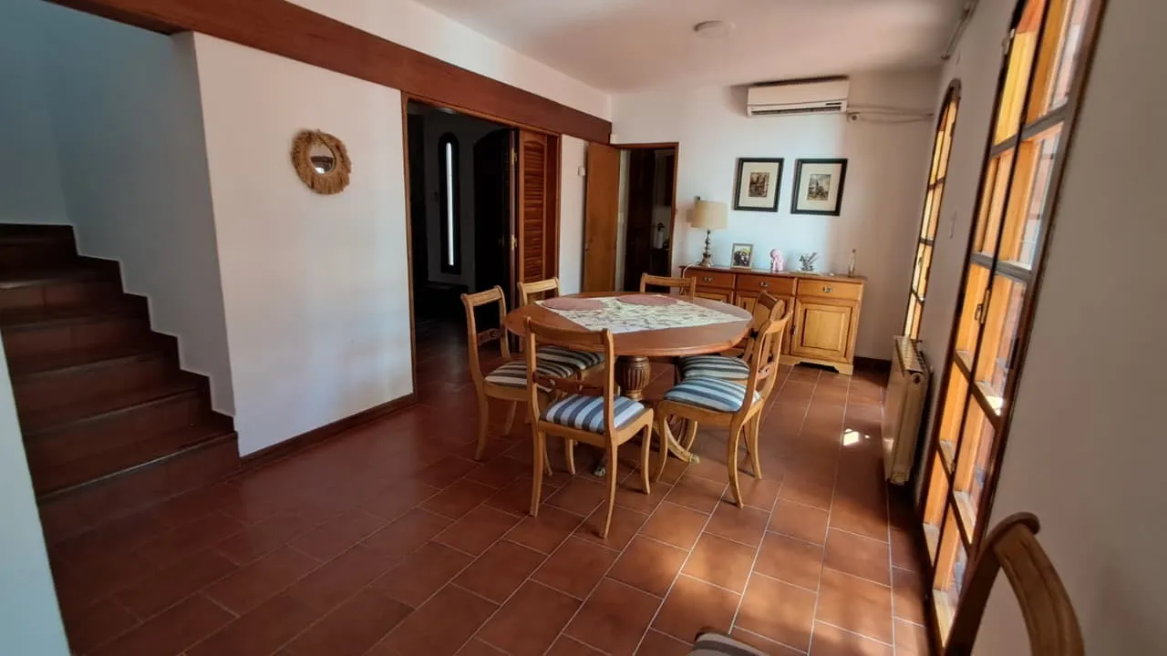 inmuebles-casa-venta-4853024-5e90f4a5-60ce-424c-83c1-137b052767ed URCA – SUITE EN P.B- 4 D – 5 BÑ – 3 COCH – QUINCHO Y PILETA