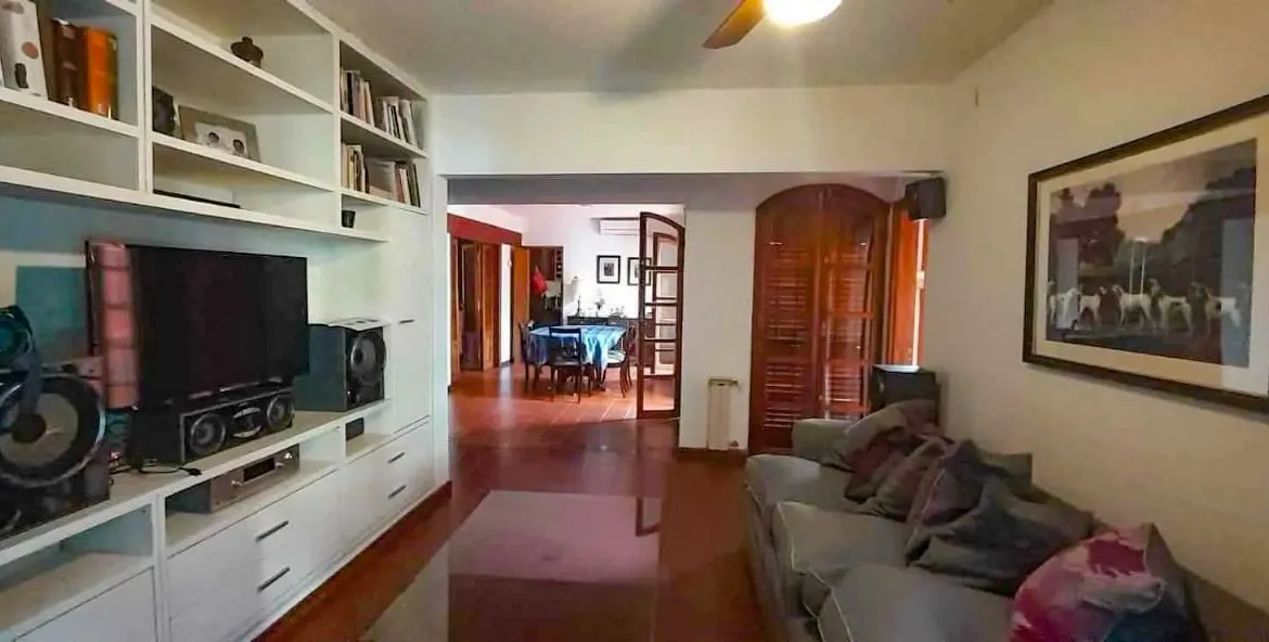 URCA – SUITE EN P.B- 4 D – 5 BÑ – 3 COCH – QUINCHO Y PILETA