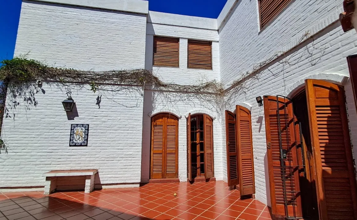 URCA – SUITE EN P.B- 4 D – 5 BÑ – 3 COCH – QUINCHO Y PILETA