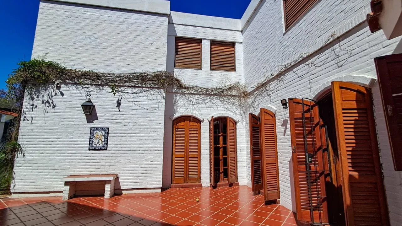 inmuebles-casa-venta-4853024-df145b73-d56b-4e8f-9f6d-e669ce476b7f URCA – SUITE EN P.B- 4 D – 5 BÑ – 3 COCH – QUINCHO Y PILETA