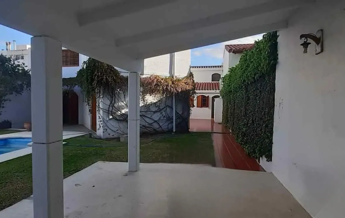 URCA – SUITE EN P.B- 4 D – 5 BÑ – 3 COCH – QUINCHO Y PILETA