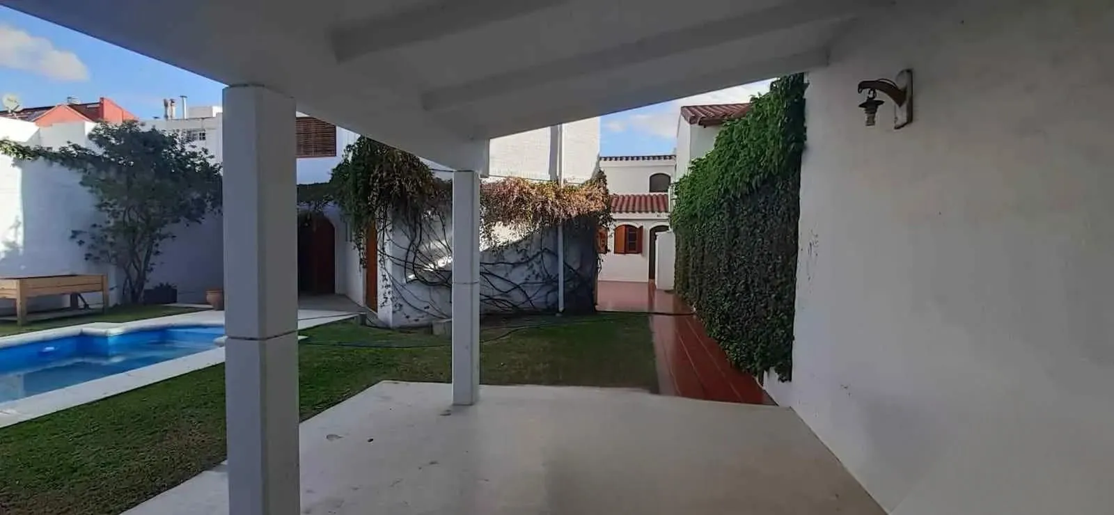 inmuebles-casa-venta-4853024-f3761903-39b2-4f68-8ae4-42dfa40295d0 URCA – SUITE EN P.B- 4 D – 5 BÑ – 3 COCH – QUINCHO Y PILETA