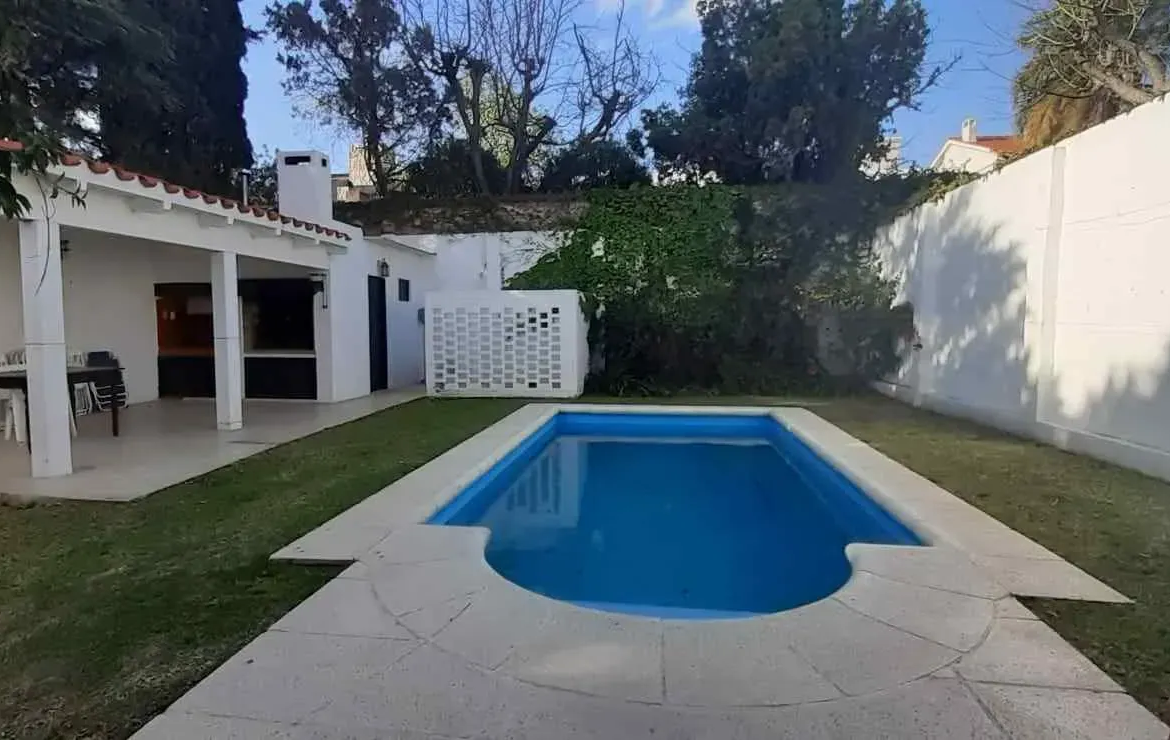 URCA – SUITE EN P.B- 4 D – 5 BÑ – 3 COCH – QUINCHO Y PILETA