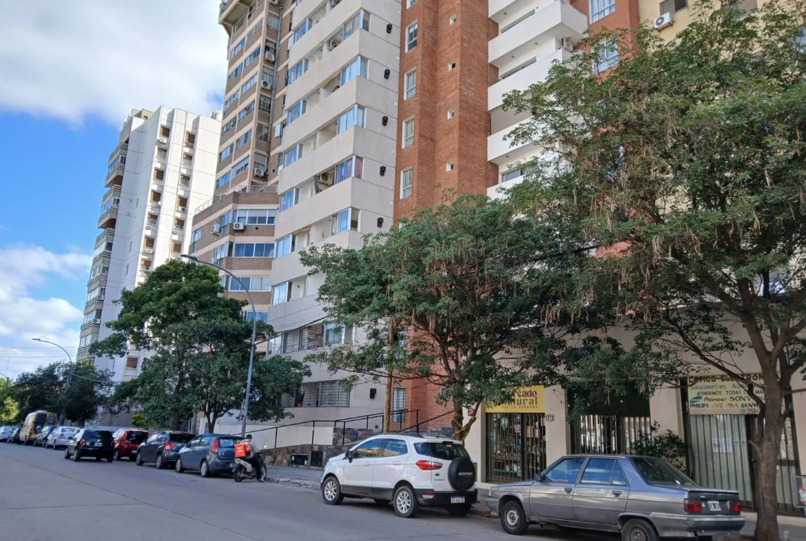 COFICO – Sucre 1400 casi Bedoya – LOCAL 42 m2 + Patio -Con renta