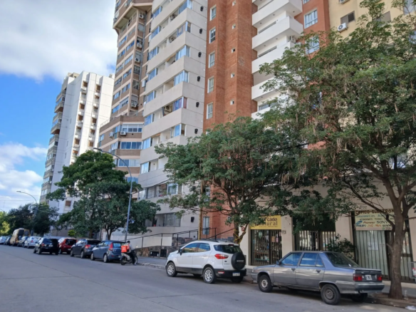 COFICO – Sucre 1400 casi Bedoya – LOCAL 42 m2 + Patio -Con renta