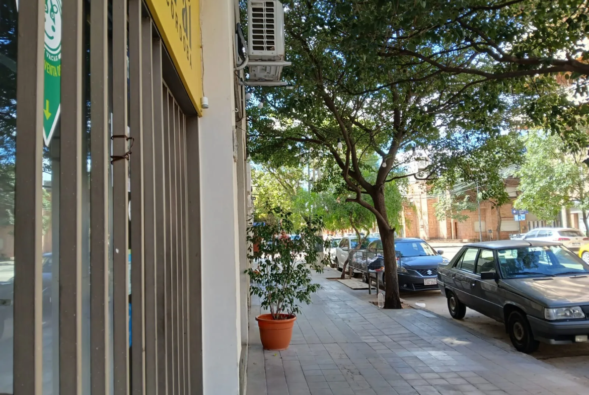 COFICO – Sucre 1400 casi Bedoya – LOCAL 42 m2 + Patio -Con renta