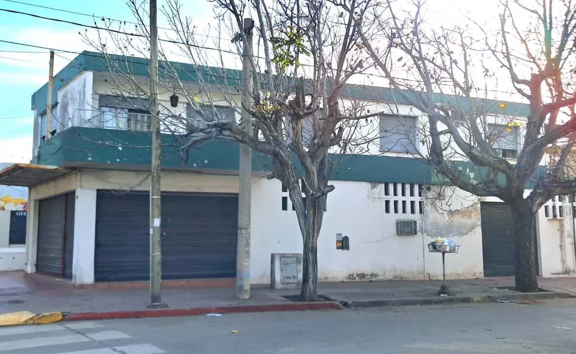 ESQUINA MUY COMERCIAL. CASA + GRAN LOCAL. AV. FUEZA AEREA 2904. RECIBO DPTO