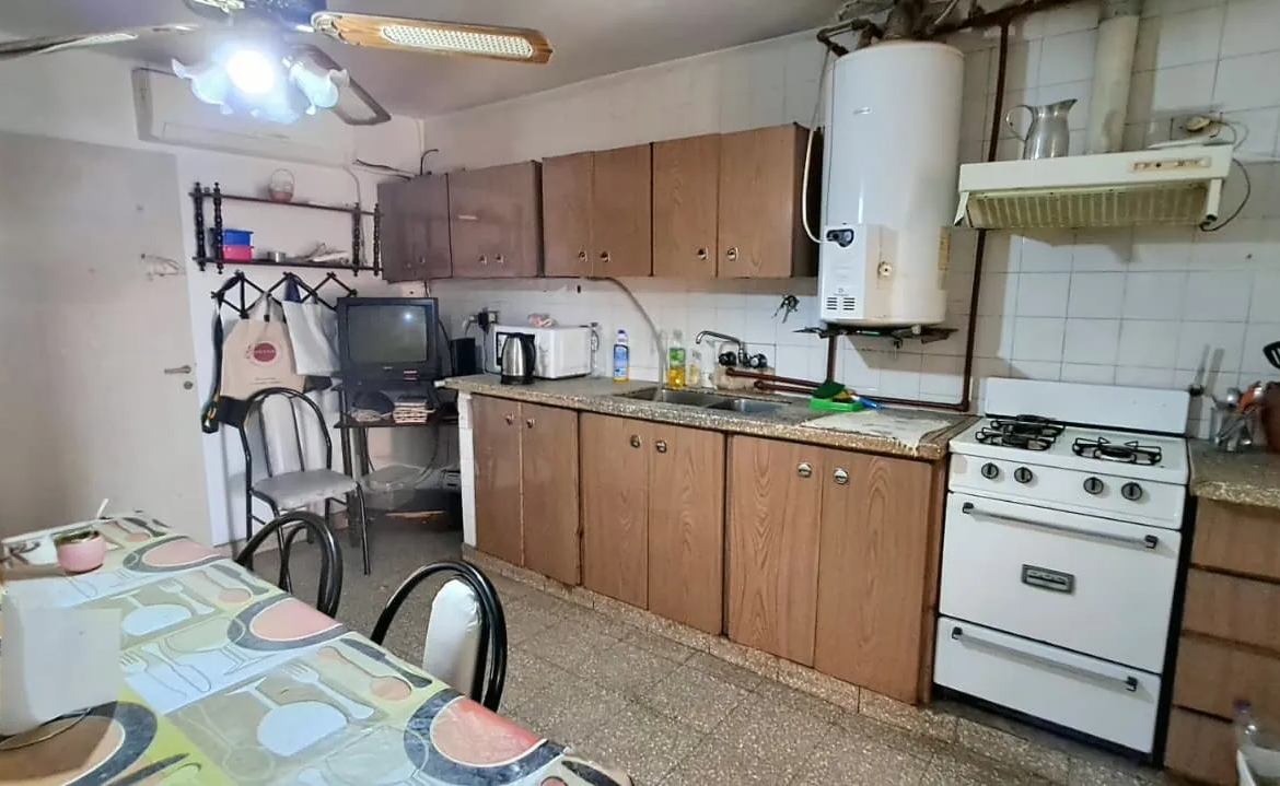 ESQUINA MUY COMERCIAL. CASA + GRAN LOCAL. AV. FUEZA AEREA 2904. RECIBO DPTO