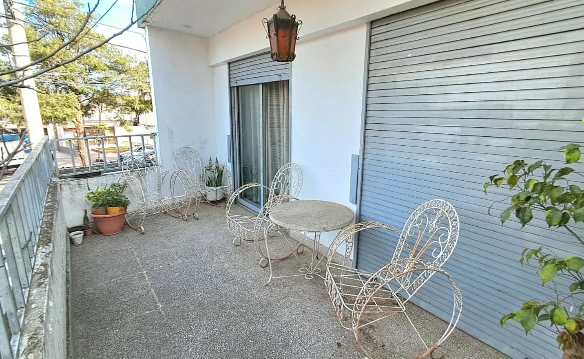 ESQUINA MUY COMERCIAL. CASA + GRAN LOCAL. AV. FUEZA AEREA 2904. RECIBO DPTO