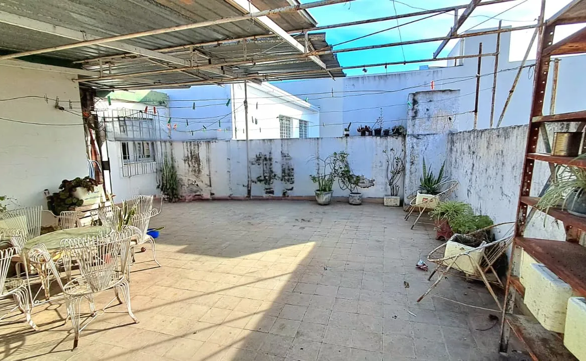 ESQUINA MUY COMERCIAL. CASA + GRAN LOCAL. AV. FUEZA AEREA 2904. RECIBO DPTO