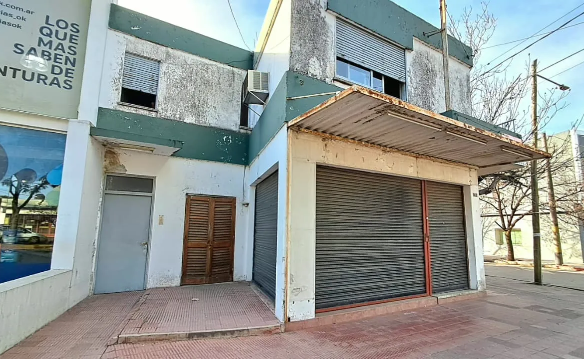 ESQUINA MUY COMERCIAL. CASA + GRAN LOCAL. AV. FUEZA AEREA 2904. RECIBO DPTO