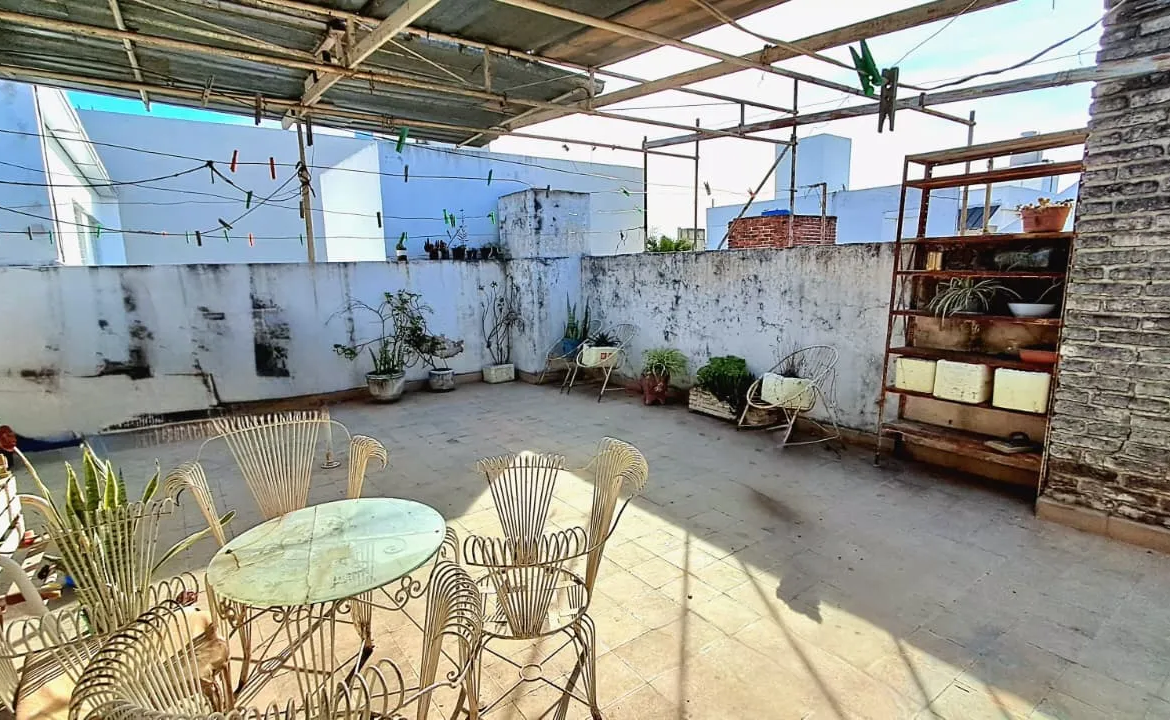 ESQUINA MUY COMERCIAL. CASA + GRAN LOCAL. AV. FUEZA AEREA 2904. RECIBO DPTO