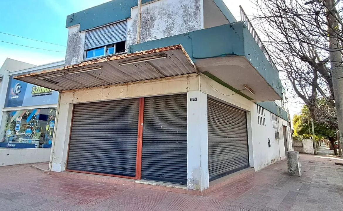 ESQUINA MUY COMERCIAL. CASA + GRAN LOCAL. AV. FUEZA AEREA 2904. RECIBO DPTO