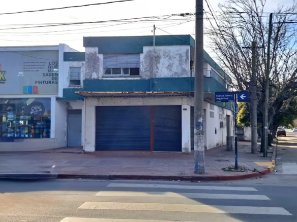 ESQUINA MUY COMERCIAL. CASA + GRAN LOCAL. AV. FUEZA AEREA 2904. RECIBO DPTO