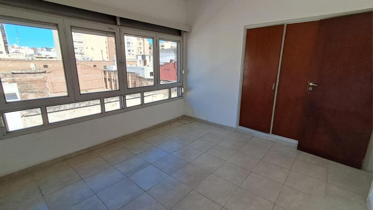 2007160344 CENTRO- SEMIPISO 2 DORM, 2 BAÑOS- RECICLADO. AMPLIO- IMPECABLE – ÁPTO CRÉDITO