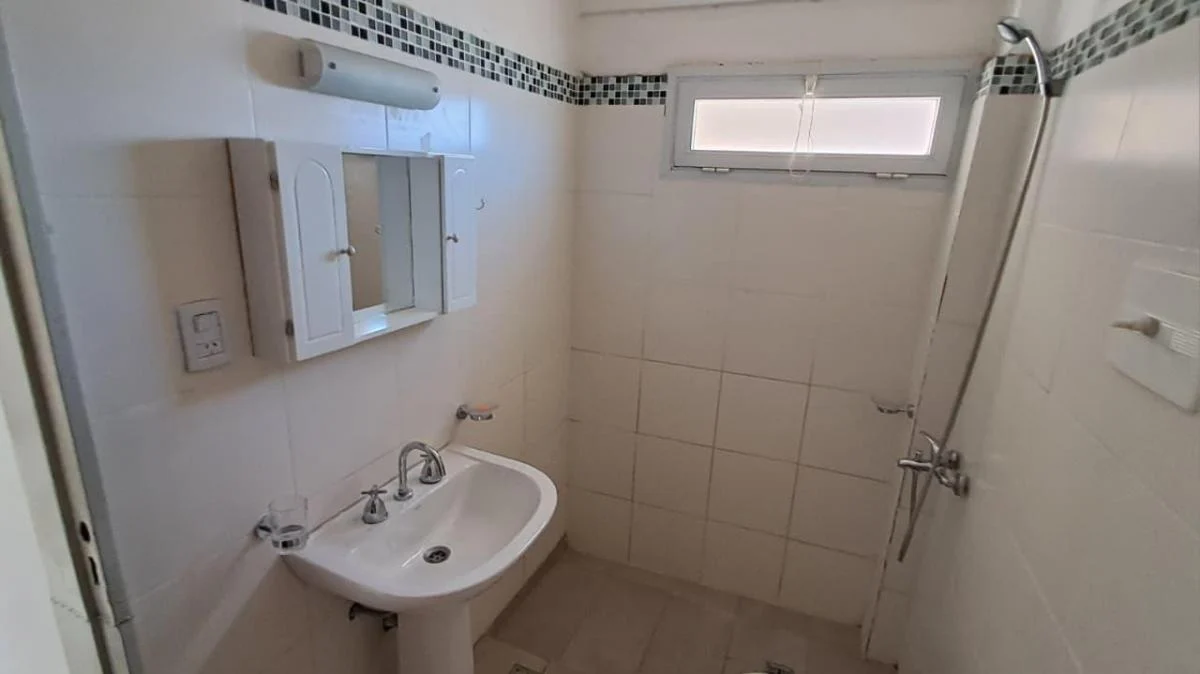 2007160354 CENTRO- SEMIPISO 2 DORM, 2 BAÑOS- RECICLADO. AMPLIO- IMPECABLE – ÁPTO CRÉDITO
