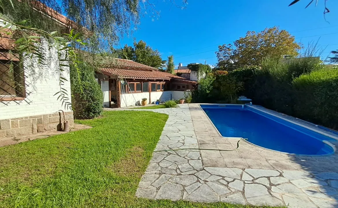 LA FALDA | VILLA EDÉN | CHALET EN PLANTA BAJA CON PARQUE Y PILETA- REC MENOR