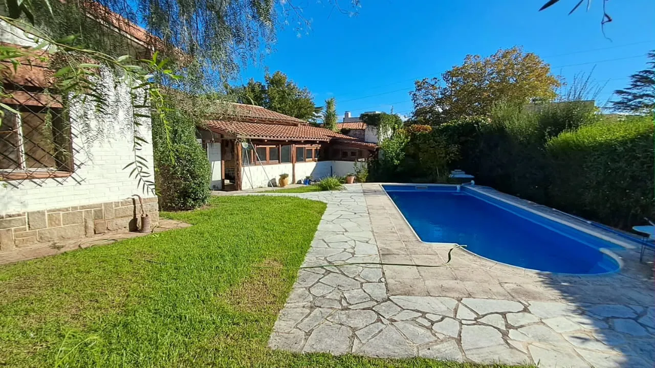 inmuebles-casa-venta-5611280-d0d728a3-3fe9-48a5-8359-2862ae4ab7f7 LA FALDA | VILLA EDÉN | CHALET EN PLANTA BAJA CON PARQUE Y PILETA- REC MENOR
