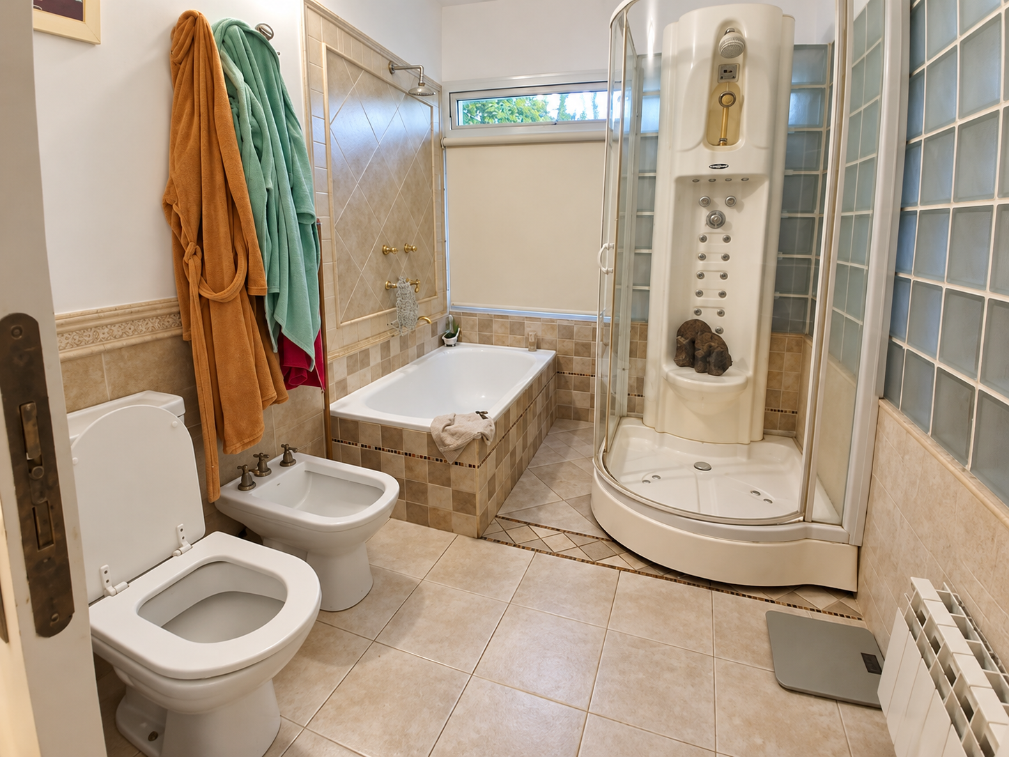 Baño cálido con bañera y ducha de vidrio BARRANCAS NORTE – EL MEJOR BARRIO – CLASICA – 3 DORM EN PLANTA BAJA CON TODO