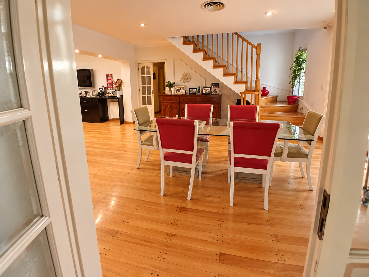 Comedor cálido con escalera de madera BARRANCAS NORTE – EL MEJOR BARRIO – CLASICA – 3 DORM EN PLANTA BAJA CON TODO
