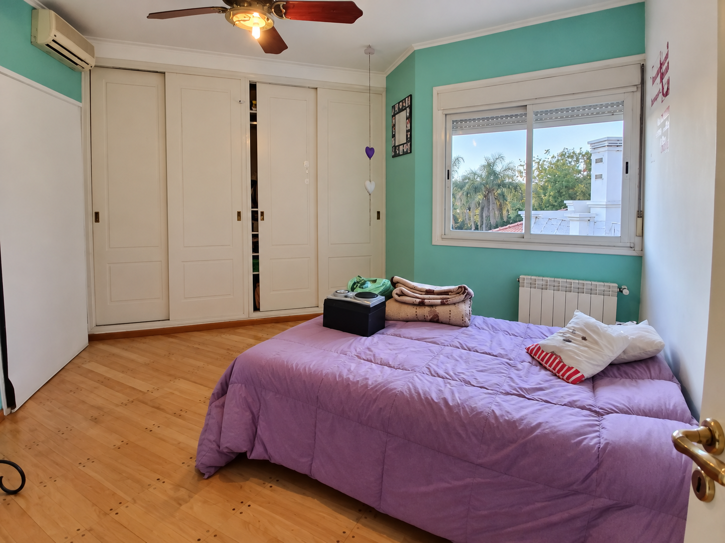 Dormitorio luminoso con cama violeta y ventana BARRANCAS NORTE – EL MEJOR BARRIO – CLASICA – 3 DORM EN PLANTA BAJA CON TODO