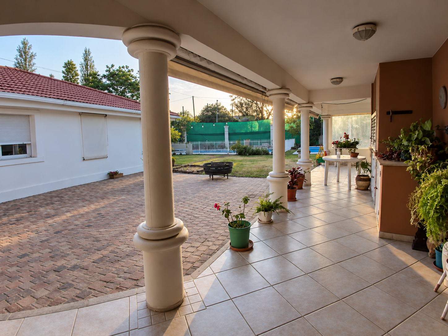 Patio cubierto al atardecer BARRANCAS NORTE – EL MEJOR BARRIO – CLASICA – 3 DORM EN PLANTA BAJA CON TODO