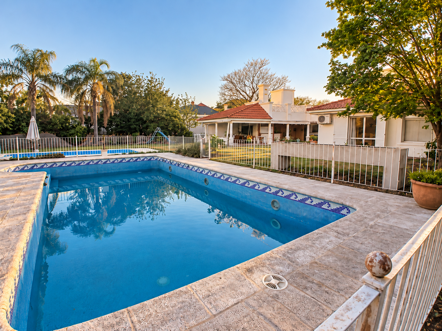 Patio sereno con piscina al atardecer BARRANCAS NORTE – EL MEJOR BARRIO – CLASICA – 3 DORM EN PLANTA BAJA CON TODO