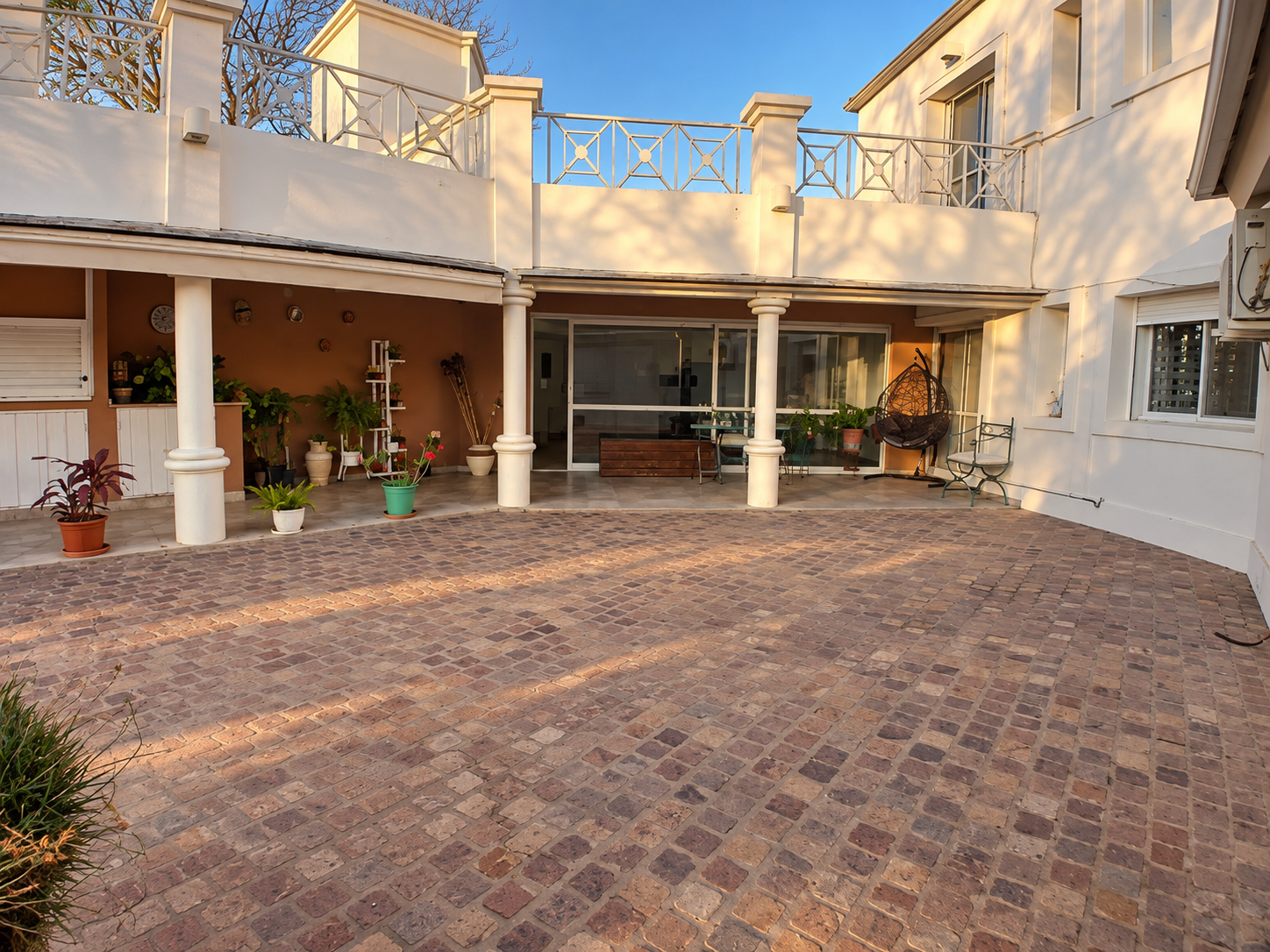 Patio soleado con columnas y plantas BARRANCAS NORTE – EL MEJOR BARRIO – CLASICA – 3 DORM EN PLANTA BAJA CON TODO