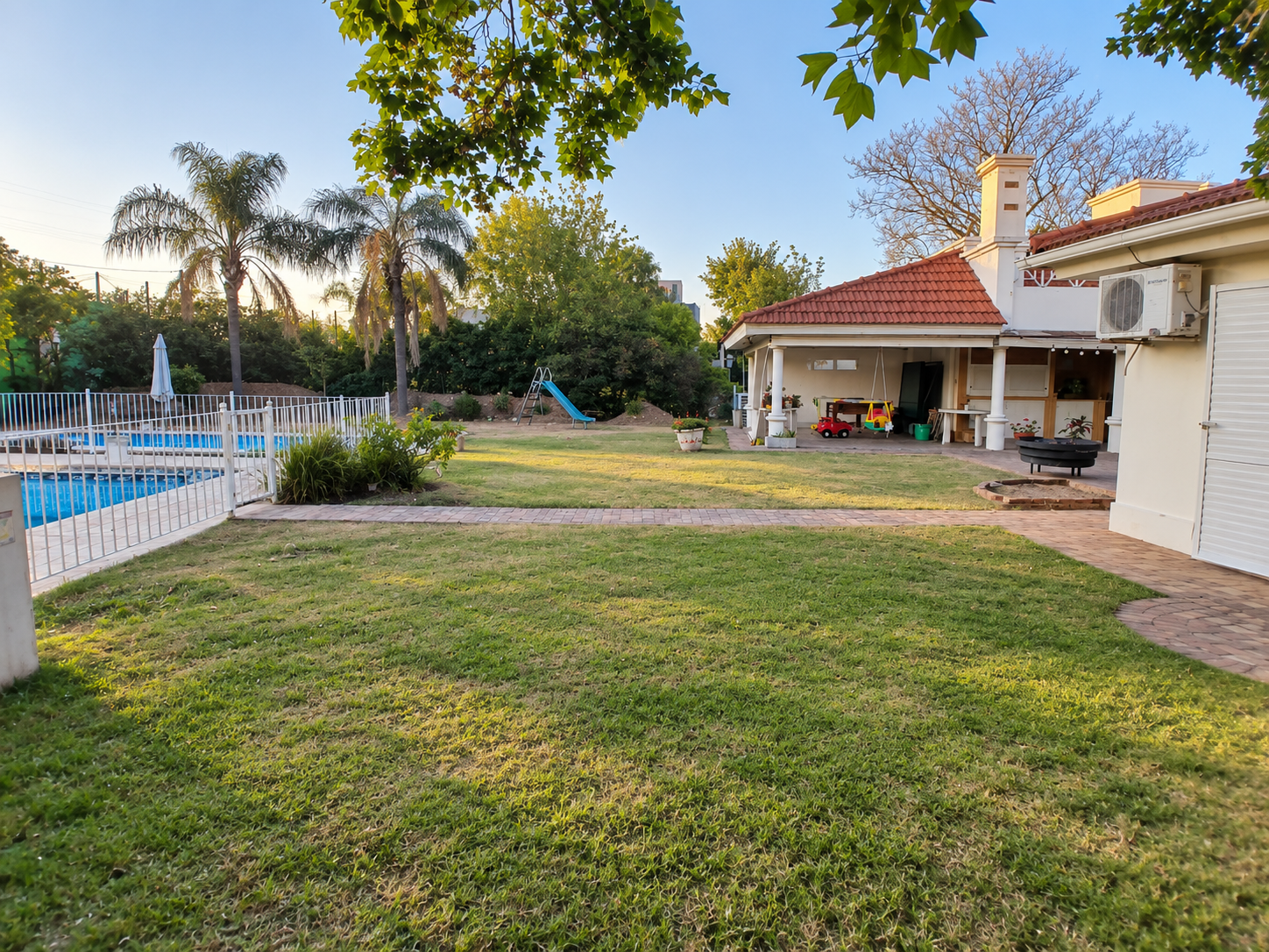 Patio y jardín familiar al atardecer BARRANCAS NORTE – EL MEJOR BARRIO – CLASICA – 3 DORM EN PLANTA BAJA CON TODO